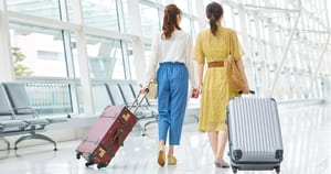 空港内で歩く女性たち